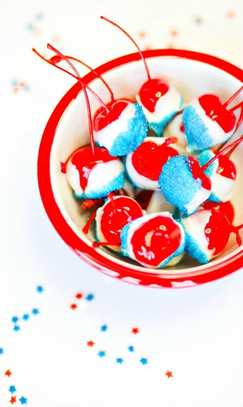 Red, white, and blue vodka infused cherries for the 4th of July! Such a fun and patriotic boozy snack! | Ch-Ch-Ch-Ch-Ch-Cherry Bomb: 4th of July-Inspired Vodka Infused Cherries by Stephanie Ziajka from Diary of a Debutante Boozy Cherries, Vodka Infused, 4th Of July Cocktails, Blue Sprinkles, Cherry Vodka, 4th Of July Cake, Infused Vodka, Cherry Recipes, Cocktail Recipes Easy