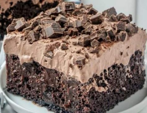 Cake Mix Ingredients, Chocolate Poke Cake, Poke Cake Recipes, Dark Chocolate Cakes, Poke Cake, Chocolate Cake Mixes, Yummy Sweets, Food Cakes, Cake Ingredients