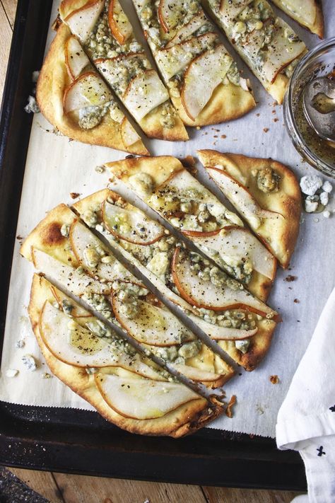 Pear Blue Cheese, Blue Cheese Pizza, Pear Pizza, Honey Pizza, Blue Cheese Recipes, Cheese Flatbread, Pear Recipes, Pizza Recipes Homemade, Spring Recipes