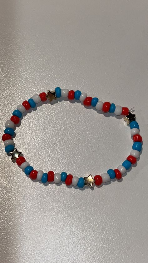 Blue And Red Bracelet, Blue Bead Bracelet Ideas, Red Bracelet Ideas, Small Beaded Bracelets, Pulseras Kandi, Small Bead Bracelet, White Beads Bracelet, Diy Friendship Bracelets Tutorial, Candy Bracelet