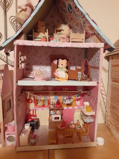 Cardboard Dollhouse, Critters 3, Calico Critters Families, Calico Critter, Sylvanian Family, Calico Critters, Anime Wall Art, Sylvanian Families, All Things Cute