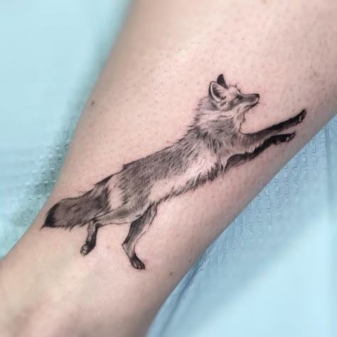 Tiny Fox Tattoo, Small Fox Tattoo, Circular Tattoo, Witch City, Science Tattoos, Fox Tattoo Design, Tatoo Inspiration, Wing Tattoo Designs, Circle Tattoos