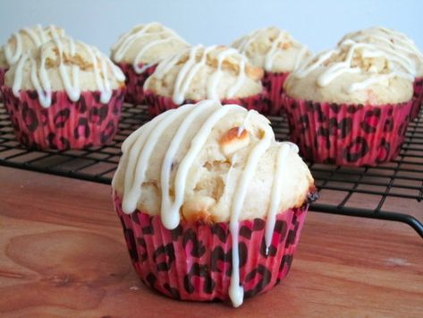 White Chocolate Chip Macadamia Nut Muffins with a White Chocolate Glaze - Damn Delicious Macadamia Nut Muffins, White Chocolate Glaze, White Cookies, Nut Muffins, White Choc, White Chocolate Macadamia, White Chocolate Chip, Cupcake Wars, Baking Fun