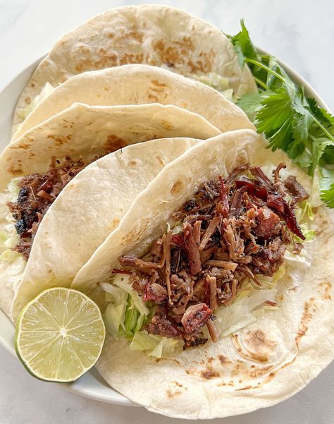 Leftover brisket tacos come together with smoked brisket, warm tortillas, and taco toppings. It’s a great way to use up tender beef brisket. Brisket Tacos Recipe, Beef Brisket Tacos, Brisket Oven, Tender Brisket, Brisket Tacos, Slow Cooker Barbacoa, Easy Taco Recipes, Taco Toppings, Leftover Beef