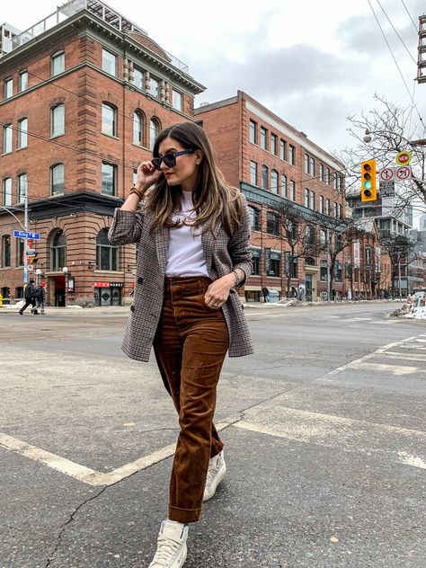 Brown Corduroy Pants Outfit Work, How To Wear Brown Corduroy Pants, Brown Pants Street Style, Corteroid Pants Outfits, Brown Courdory Pants Outfit 2023, Straight Leg Corduroy Pants Outfit, Brown Barrel Pants Outfit, Styling Brown Corduroy Pants, Courdory Pants Outfits Brown