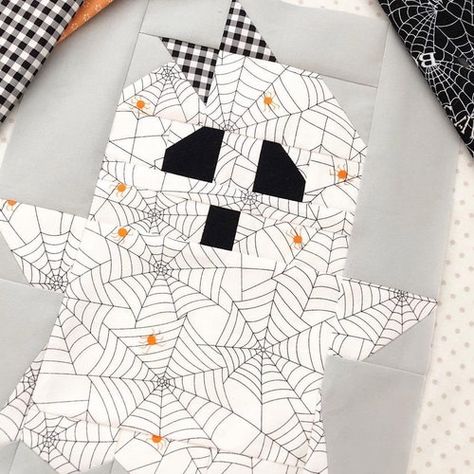 Halloween Quilt Patterns, Halloween Sewing, Fall Sewing, Holiday Quilts, Fall Quilts, Halloween Quilts, Mini Quilts, Quilt Block Patterns, Quilting Crafts