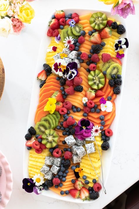 How to Build a Beautiful Fruit Tray - SevenLayerCharlotte Fruit Platter Designs, Rainbow Fruit, Party Food Platters, Healthy Halloween, Charcuterie And Cheese Board, Charcuterie Recipes, Veggie Tray, Party Platters, Mothers Day Brunch