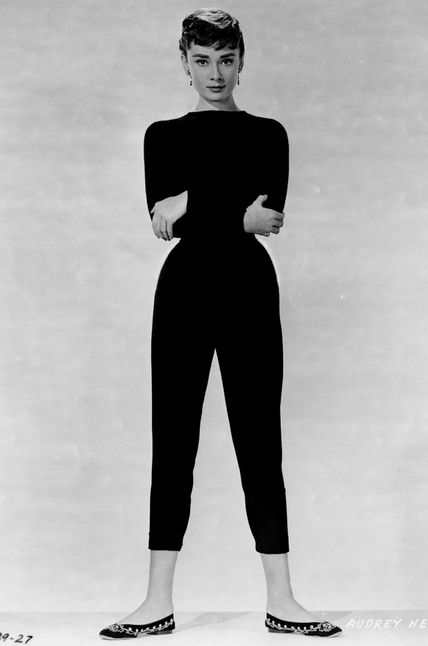 For decades, leggings have become one of the most popular alternatives for women who want to experience comfort but do not want to deal with the heavy denim pants or the limited styles of slacks. A... Audrey Hepburn Sons, Audrey Hepburn Outfit, Style Icons Women, Beatnik Style, Audrey Hepburn Photos, Drawing Things, Holly Golightly, Celebrity Style Icons, Audrey Hepburn Style