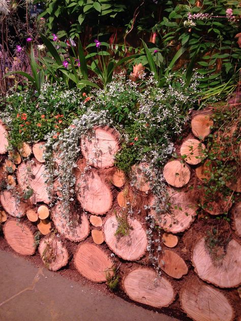 Logs Garden Ideas, Log Uses Ideas, How To Use Logs In Landscaping, Log Retaining Wall Ideas, Using Logs In Landscaping, Log Wall Outdoor, Logs Ideas Garden, Logs In Garden, Stumpery Ideas