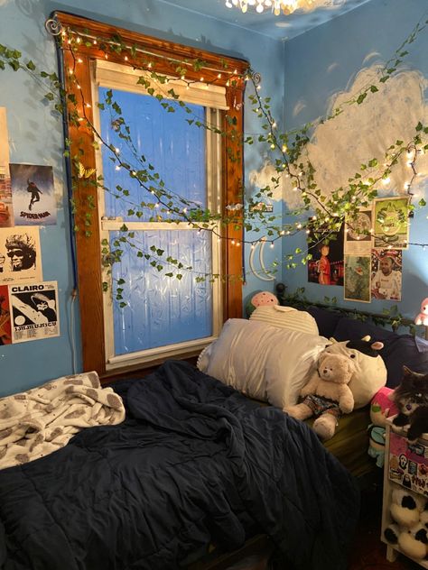 Aesthetic Room Blue Walls, Blue Cottagecore Room, Cottagecore Bedroom Blue, Blue Cottagecore Bedroom, Ideas For Small Rooms Bedroom, Aesthetic Bedroom Decor Ideas, Cottagecore Bedroom Ideas, Light Green Bedrooms, Colours Aesthetic