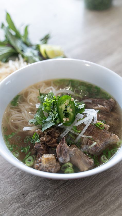 Twelve-Hour Oxtail Pho / Phở Đuôi Bò - feedthepudge Authentic Pho, Vietnamese Noodle Soup, Pho Noodles, Gluten Free Brands, Pho Recipe, Vietnamese Noodles, Pho Bowl, Duck Sauce, Beef Cuts