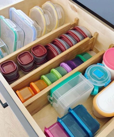 Tupperware Organizing Pantry, How To Organize Glass Tupperware, Tupperware Storage Ideas Kitchen, Tupperware Storage Drawer, Plastic Storage Containers Organization, Kitchen Organization Tupperware, How To Store Containers And Lids, How To Store Tupperware, Tupperware Drawer Organization