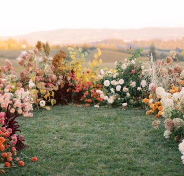 Wedding ceremony flowers in fall are truly next level. Whether they incorporate wispy grasses and seasonal foliage or dahlias, hydrangeas and even phlox, there is just something about autumn wedding decor. We simply could not help hand-picking 60 of our favorite fall wedding flower designs for weddings and sharing them on the blog! Fall Wedding Ceremony Decorations, Fall Wedding Ceremony, Wedding Ceremony Flowers, Flower Studio, Ceremony Inspiration, Artistic Wedding, Ceremony Arch, Ceremony Flowers, Floral Arch