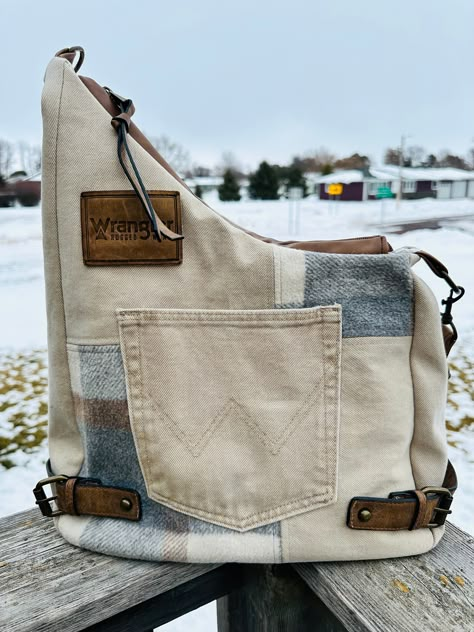 Material Crafts Fabric, Denim Upcycle Ideas, Denim Scraps Ideas Upcycle, Old Bag Makeover, Upcycle Tote Bag, Bag Strap Ideas, Upcycle Bag, Bag From Jeans, Diy Rucksack