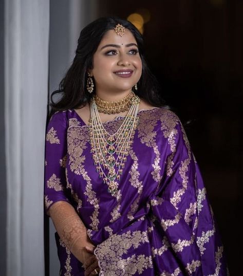 Panch Lada, Dark Purple Saree, Purple Sarees, Benaras Sarees, Violet Saree, Necklace Styling, Marriage Pics, 90s Bollywood Fashion, Girls Boutique Dresses