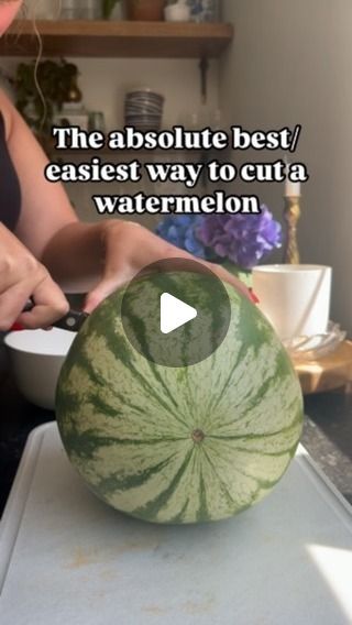 How To Slice A Watermelon, How To Cut A Watermelon, Cut Watermelon Easy, Small Recipes, Fruit Boards, Watermelon Hacks, Cut A Watermelon, Individual Appetizers, Kitchen Hacks Food