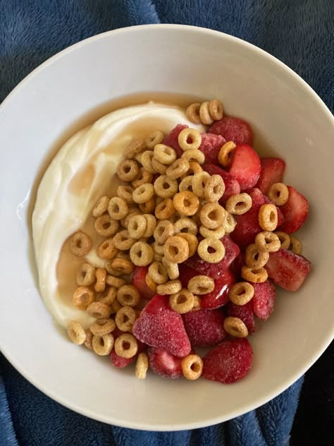 Yogurt Frozen, Chobani Greek Yogurt, Tip Of The Iceberg, Yogurt Breakfast, Sugar Free Maple Syrup, Healthy Yogurt, Healthy Food Inspiration, Healthy Food Dishes, Healthy Food Motivation