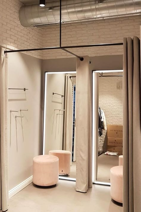 Store Fitting Room Ideas, Dressing Room For Boutique, Small Clothing Boutique Interior Design, Fitting Room Design Retail, Retail Fitting Room, Changing Room Ideas, Changing Room Design, Clothing Boutique Interior Design, Clothing Store Interior Design