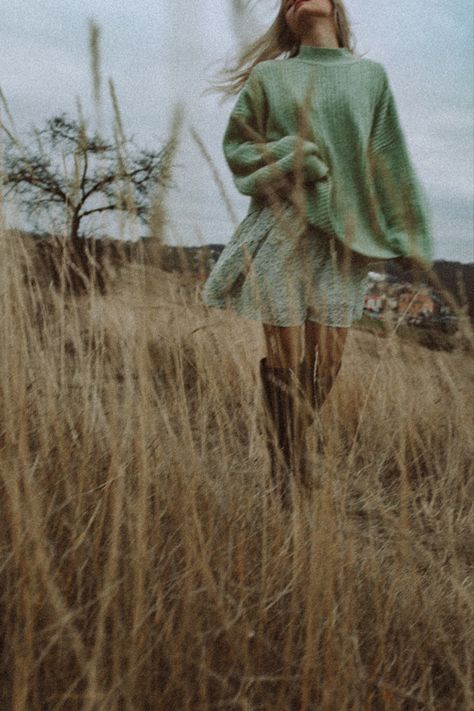 Fall Boho Aesthetic, Woods Photoshoot Ideas, Outdoor Fashion Shoot, Autumn Editorial, Beach Fashion Editorial, Senior Ads, Fashion Installation, Fall Shoot, Robert Doisneau