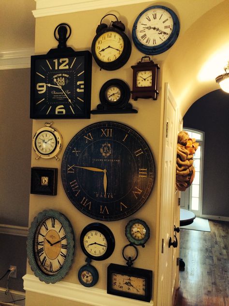 Clock collage wall Different Clocks On Wall, Wall Of Clocks Decor, Watch Decoration Ideas, Large Wall Clock Decor Ideas, Clock Gallery Wall, Wall Of Clocks, Clock Collage, Clocks Wall Living Room, Clock On Wall