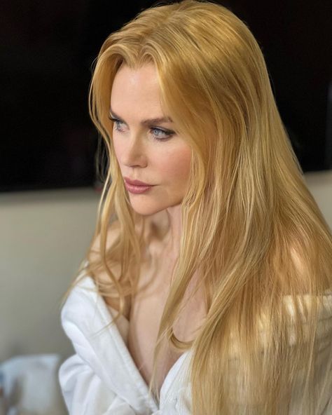 Nicole Kidman Hair, Met Gala Makeup, Gala Makeup, Natural Eyeshadow Palette, Blue Eyes Pop, The Undone, Long Healthy Hair, Red To Blonde, Brown Hair Brown Eyes