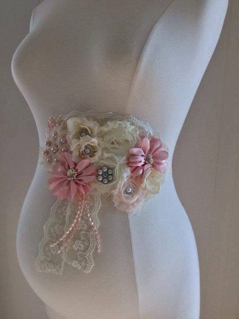 Más Maternity Photo Props, Belly Belt, Baby Shower Sash, Baby Shower Corsage, Vintage Baby Shower, Maternity Sash, Boy Baby Shower Ideas, Gold Baby Showers, Baby Shower Princess