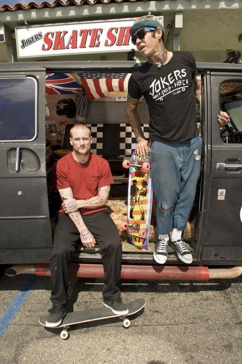 Skate shop hangout. 🔥 Duane Peters Skateboard, Duane Peters Punk, Skate Style 90s, 90s Skate Fashion, Alex Webster, Mike Vallely, Leather Front Pocket Wallet, Old School Skateboards, Skater Look