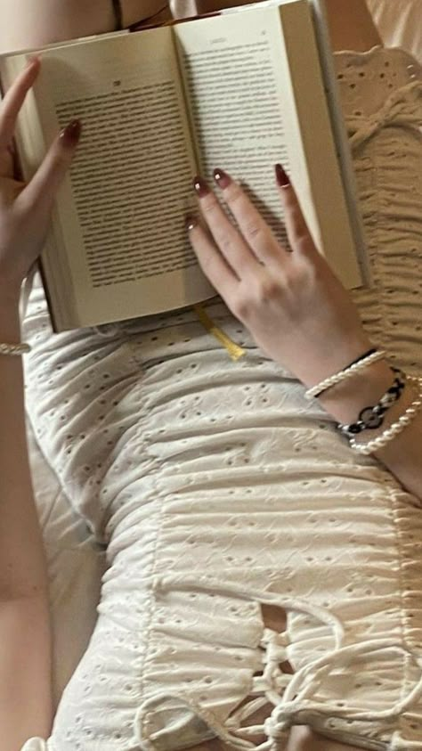 Lalala Girl, Reading A Book, Girl Reading, + Core + Aesthetic, Feminine Aesthetic, Book Girl, Memento Mori, Instagram Foto, Book Aesthetic