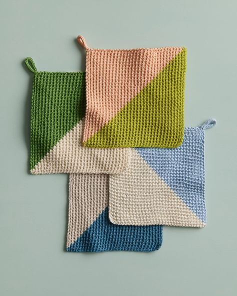 Catty-Corner Washcloth + Hand Towel - Purl Soho | Beautiful Yarn For Beautiful KnittingPurl Soho | Beautiful Yarn For Beautiful Knitting Knit Quilt Squares, Single Crochet Projects, Crochet Gift Patterns, Simple Crochet Ideas, Things To Knit, Crochet Objects, Knitting Projects For Beginners, Knit Squares, Crochet Washcloth Pattern