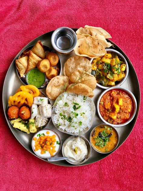 Gujarati Thali Photography, Veg Thali Photography, Gujarati Aesthetic, Krishna Prasadam, Lunch Thali, Gujarati Thali, Family Morning, Indian Food Photography, Variety Food