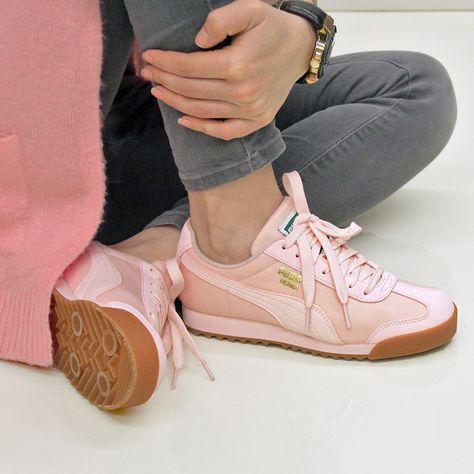 Puma Roma Pink - Photo: Tugba Akdag Whowhatwear Uk, Sneakers Neutral, Women Vans, How To Wear Sneakers, Vans Pink, Velvet Sneakers, Orange Sneakers, Curvy Petite Fashion, Chic Sneakers