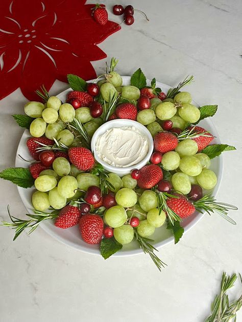 Living on Cloud Nine: FESTIVE CHRISTMAS FRUIT WREATH New Years Fruit Platter, Christmas Fruit Wreath, Xmas Fruit Platter Ideas, Fruit Wreath Christmas, Christmas Fruit Tray, Christmas Fruit Tree, Christmas Fruit Platter, Festive Fruit Platter, Christmas Platters