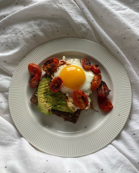 🥑🍳🥯 Avo + eggs on toast appreciation post. Oatmeal, oats, breakfast, healthyrecipes, healthylifestyle, breakfast ideas, breakfast inspo, chocolate baked oats, food is fuel, high protein, proats, porridge. Baked oats, foodfreedom, food is fuel #proteinoatsrecipe #oats #oatmeal #breakfast #breakfastideas #foodisfuel #pintrest #highprotein #healthylifestyle #healthyfood #intuitiveeating #oatmealbowl #intuitiveeating #thatgirl #thatgirlaesthetic #selfcare #cleangirlaesthetic #healthyhabits #oa... Wieiad Recovery, Chocolate Baked Oats, Eggs On Toast, Slow Morning, Selfcare Skincare, Oatmeal Bowls, Morning Morning, Oats Breakfast, Egg Toast