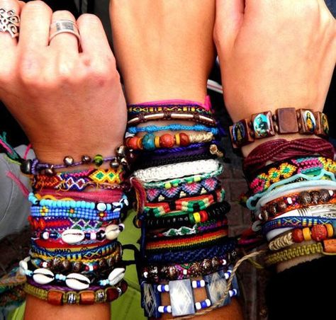 Do it yourself bracelets? Boho Bracelets Diy, Grunge Jewelry, Bracelets Boho, Trendy Diy, Candy Jewelry, Hippie Bracelets, Thread Bracelets, Dope Jewelry, Funky Jewelry