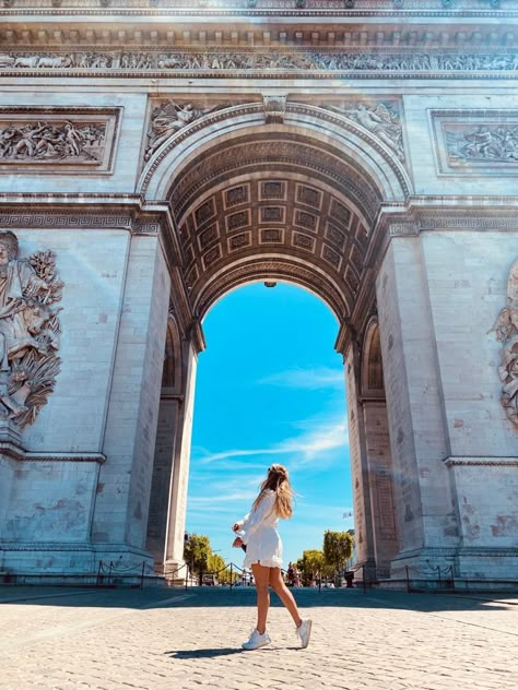 Chic Paris Outfits, Europe Outfit Ideas Summer, Pictures In Paris Photo Ideas, Arc De Triomphe Photo Ideas, Versailles Photo Ideas, Paris Pictures Instagram, Paris Inspo Pictures, Disney Paris Outfits, Paris Poses Photo Ideas