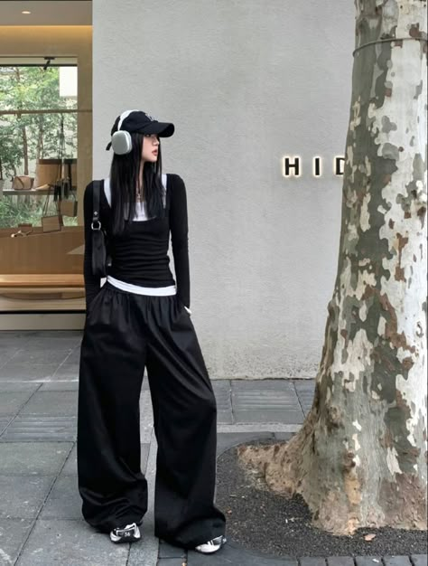 Outfits With Black Cap, Acubi Airport Outfit, Korean Street Fashion Women Winter, Classy Masculine Outfits For Women, Cold Cloudy Day Outfit, Korea April Outfit, Airport Outfit Kpop, Winter Outfits Grunge, Chinese Douyin