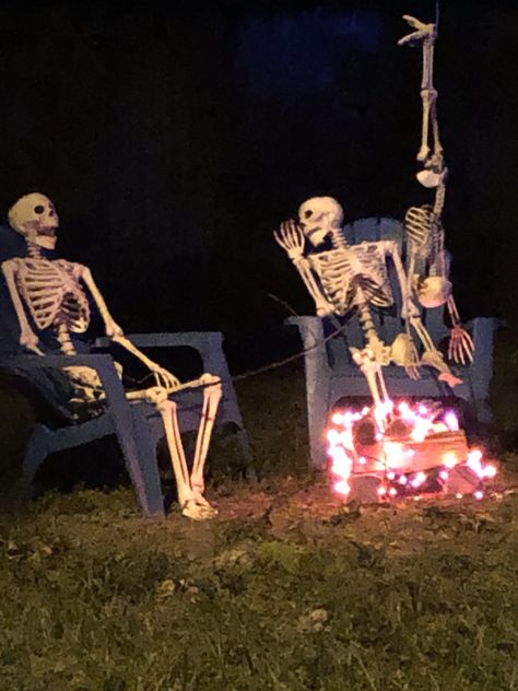 Halloween Skeleton Ideas, Skeleton Ideas, Skeleton Pics, Halloween Outside, Cool Skeleton, Scary Halloween Decorations, Funny Skeleton, Video X, With My Friends