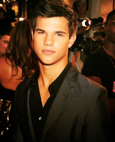 . Tay Lautner, Taylor Lautner Twilight, Jacob Twilight, Jacob Black Twilight, Twilight Jacob, American Idol Contestants, Team Jacob, Twilight Photos, Taylor Lautner