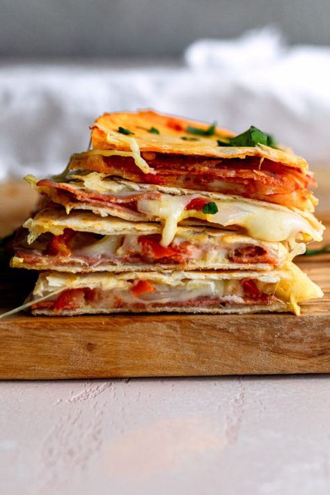 Italian hoagie-dilla - everything you love in an Italian hoagie but in quesadilla form! So delicious, flavorful and satisfying. Italian Quesadilla Recipes, Quesadilla Board, Italian Quesadilla, Italian Hoagie, Italian Night, Italian Sausage Pasta, Italian Deli, Classic Sandwich, Easy Eat