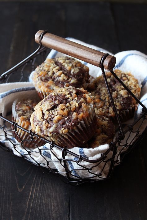 Chocolate Coffee Toffee Crunch Muffins from @Hannah Dale the Heat | Tessa Arias @Handle the Heat | Tessa Arias Muffin Basket Ideas, Toffee Muffins, Muffin Basket, Mocha Muffins, Toffee Coffee, Recipes Muffins, Coffee Toffee, Muffins Chocolate, Toffee Crunch