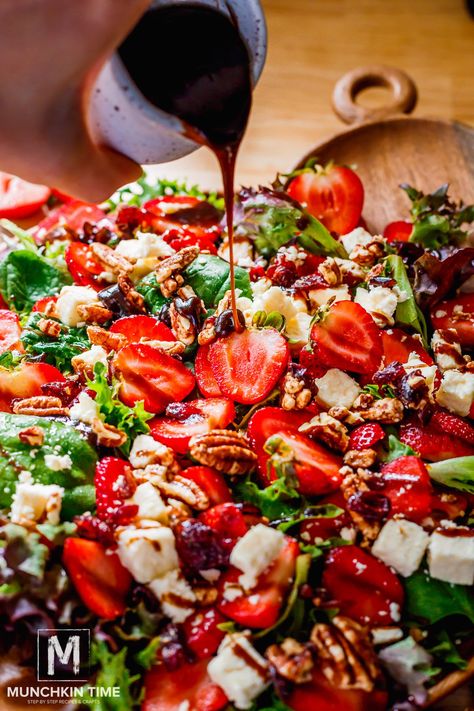 Spinach Strawberry Salad with Pecans Strawberry Lettuce Salad, Strawberry Pecan Salad, Pecan Salad Recipe, Salad With Pecans, Homemade Balsamic Dressing, Main Dish Salad Recipes, Munchkin Time, Pecan Chicken Salads, Thanksgiving Salad