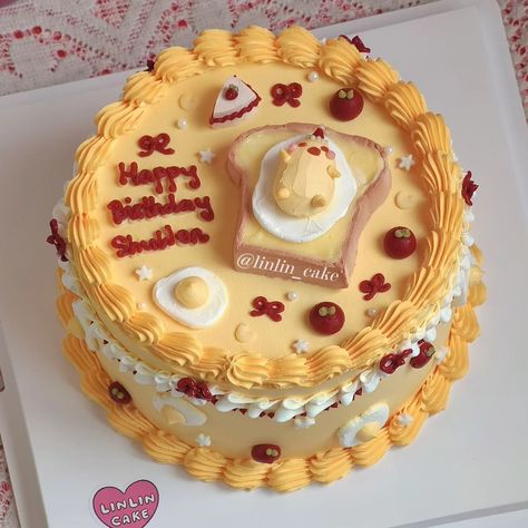 LinLin Cake Shop 🍰 リンリンケーキ 🇲🇾 on Instagram: “Gudetama on a toast 🍳🍞🍅🍴✨ This lazy egg supposed to be celebrating his birthday but he doesn't want to get out of his toasty bed! I…” Gudetama Cake, Sanrio Gudetama, A Slice Of Cake, Lazy Egg, Slice Of Cake, Funny Birthday Cakes, Cute Egg, Cute Birthday Cakes, Unique Cakes