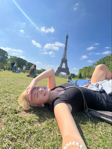 Eiffel Tower Selfie Ideas, Park Selfie Ideas, Paris Selfie Ideas, Photos To Take In Paris, Park Inspo Pics, Eiffel Tower Selfie, Eiffel Tower Poses, Eiffel Tower Photo Ideas, Poses In Paris