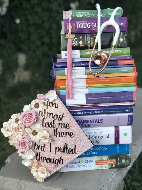 Lvn Graduation, Rdh Graduation, Nurse Graduation Party Decorations, Nursing School Graduation Pictures, Nursing Pictures, Nurse Pics, Nursing School Graduation Party, Nurse Graduation Cap, Graduation Pic Ideas