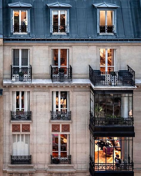 Parisian Apartment Exterior, Parisian Architecture, Apartment Exterior, Paris Dream, Parisian Life, Lan Can, Travel Diaries, Parisian Apartment, Paris Apartments