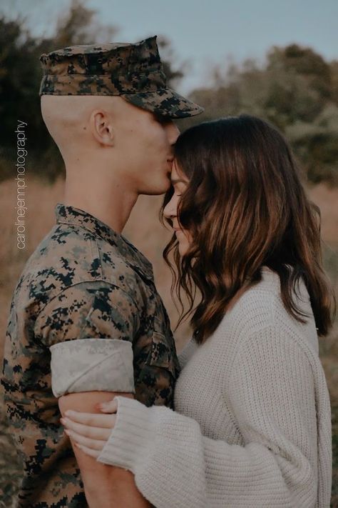 Uniform Poses, Army Photoshoot, Army Couple Photography, Military Couple Pictures, Military Couple Photography, Usmc Wedding, Marine Graduation, Marine Corps Wedding, Usmc Girlfriend