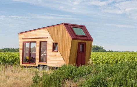 Beautiful Tiny House With Contemporary Architecture And Skylight Room. | Bored Panda Skylight Room, Tiny House Builders, Modern Tiny House, Tiny House Movement, Exterior Wood, Bedroom Loft, Tiny House On Wheels, Low Ceiling, Tiny Home