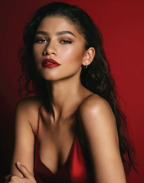 Shooting Photo Studio, Mode Zendaya, Zendaya Maree Stoermer Coleman, Red Backdrop, Photoshoot Studio, Zendaya Coleman, Photoshoot Themes, Studio Photoshoot, Beauty Shoot