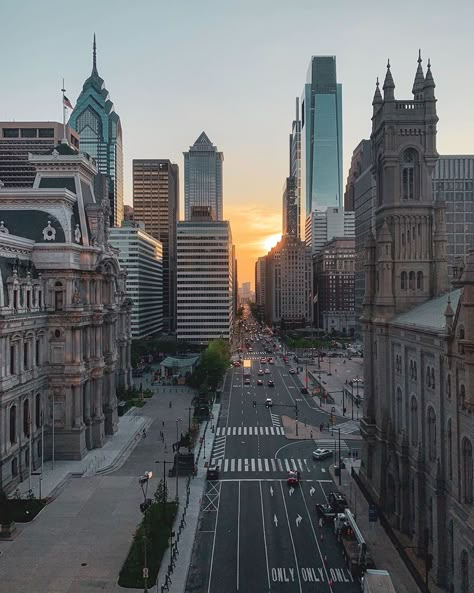 Visit Philly on Instagram: “We give the sunset a 9 but the view a solid 10. 😍 #SundaySunset #visitphilly #philly #philadelphia [📸: @kylehuff] .⁣ . .⁣ .⁣ #instatravel…” Paradise Places, Visit Philly, Philadelphia Skyline, New York Photos, The Windy City, Travel Tourism, Dream City, City Aesthetic, City Girl