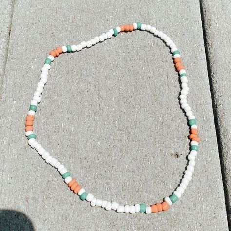 Diy Necklace Ideas Aesthetic, Aesthetic Diy Necklaces, Seed Beads Necklace Ideas, Cute Summer Beaded Necklaces, Bead Necklace Ideas Vsco, Ideas Collares Bolitas, Beaded Bracelets Aesthetic, Beachy Necklaces, Trendy Beaded Bracelets